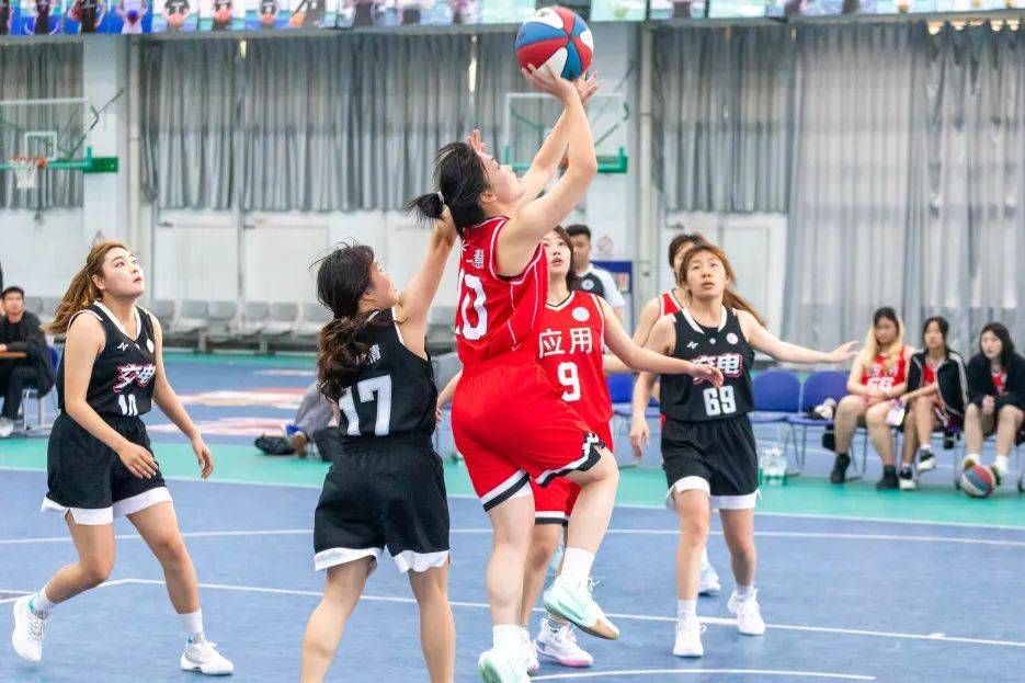 关于体育盛宴中，女子球队秀出飒爽英姿！的信息