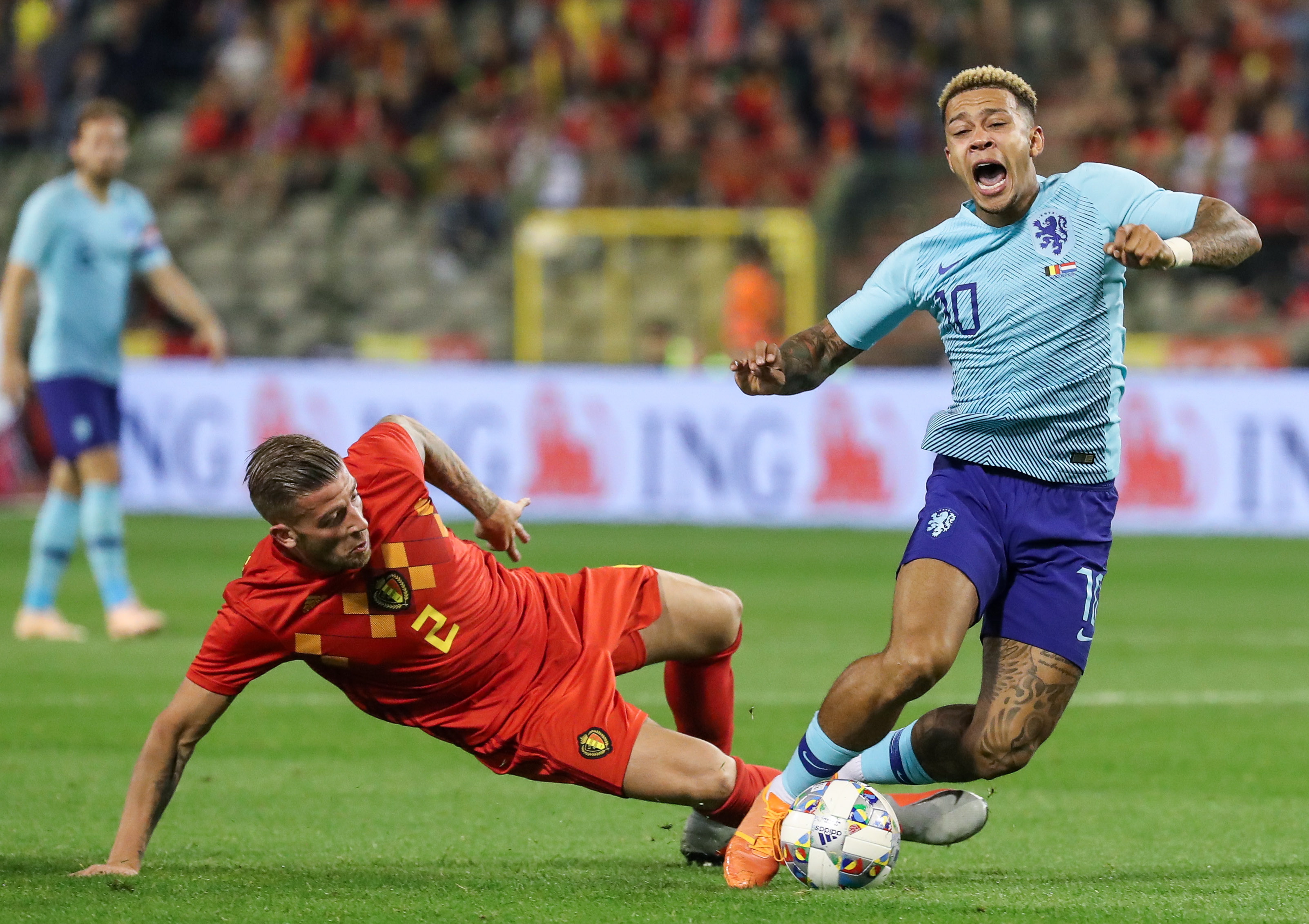 包含荷兰1-1战平北爱尔兰，惊险保持不败的词条