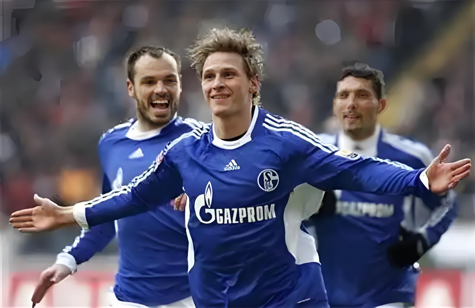 沙尔克04前锋因状态低迷被换下，是否需要调整轮换？