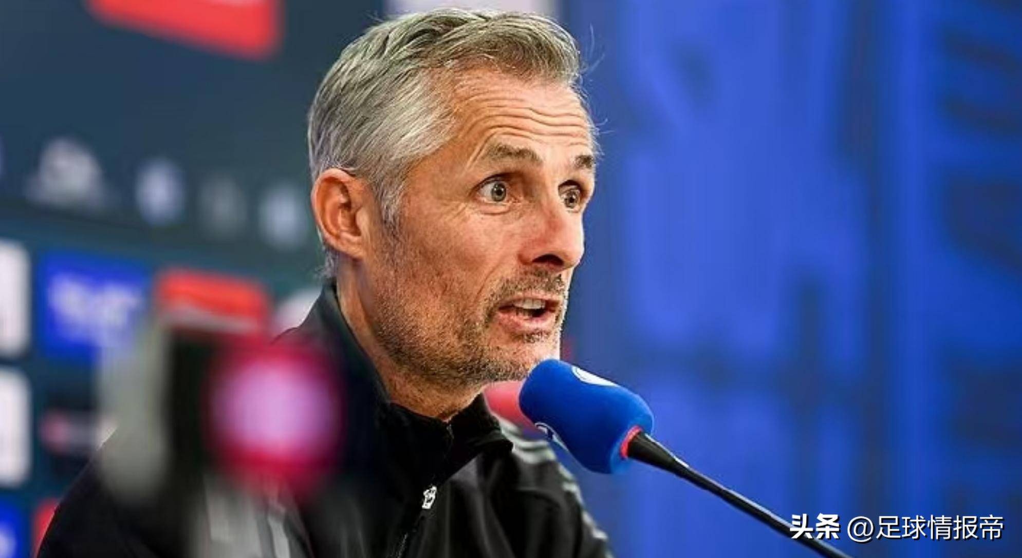 沙尔克04前锋因状态低迷被换下，是否需要调整轮换？