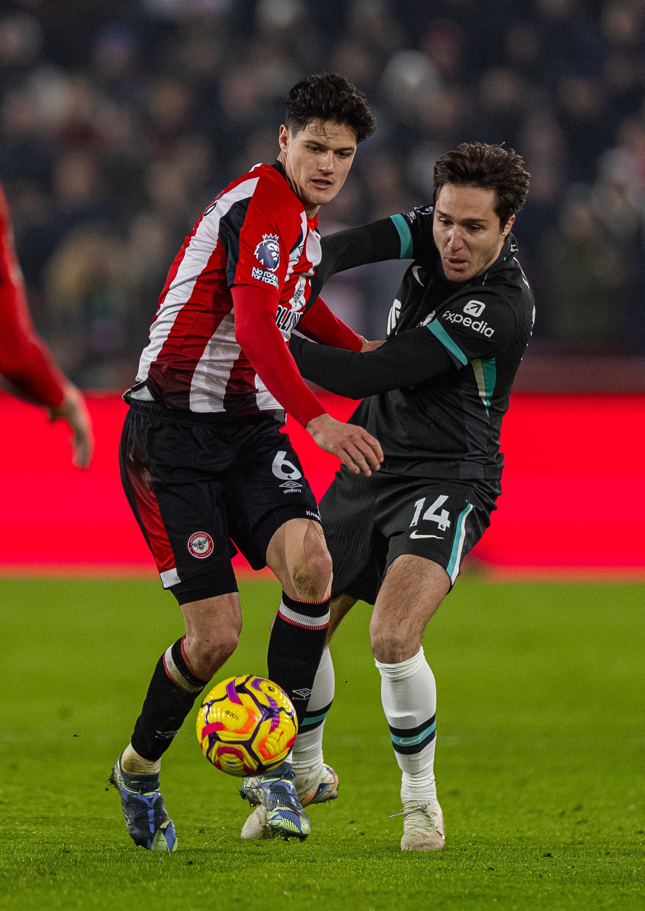 关于利物浦主场大胜沃特福德，领先积分榜的信息