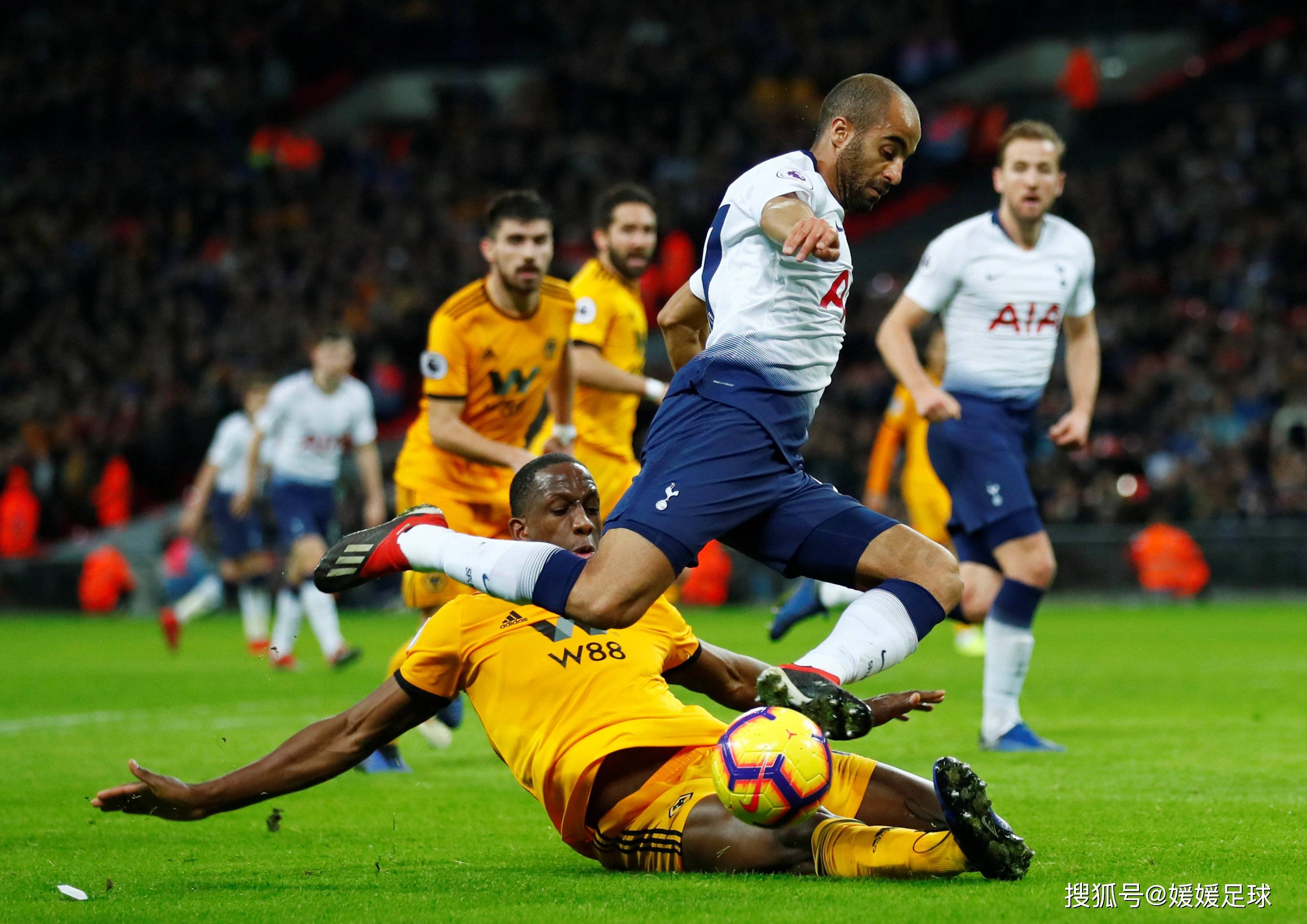 关于足球比赛精彩继续，实力对决激烈的信息