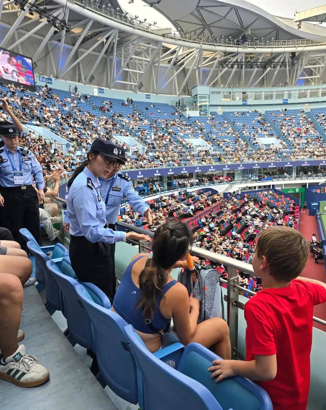 体坛风云：女子球员赢得喝彩的简单介绍