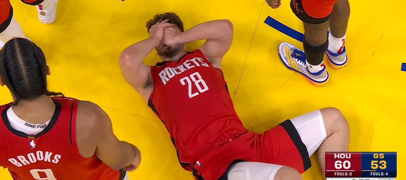 包含鹈鹕碾压魔术，王哲林高光表现的词条