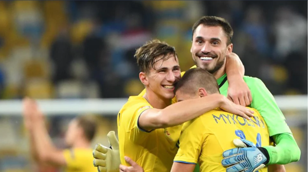 包含乌克兰客场大胜阿尔巴尼亚，小组榜首坐稳的词条