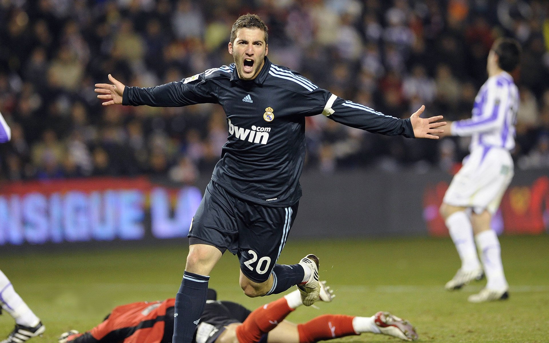 切尔西提前终结悬念，巴西防线告急，苏亚雷斯全程高能输出引爆赛场